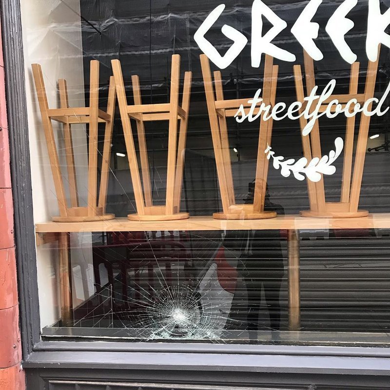 Η σπασμένη τζαμαρία από την κλωτσιά του δράστη