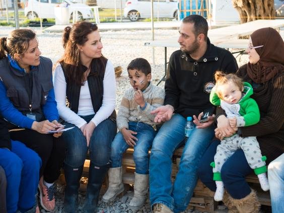 Βουλευτίνες από τη Βρετανία επισκέφθηκαν τη Λέσβο και... άλλαξαν γνώμη για τους πρόσφυγες [εικόνες] | iefimerida.gr 0