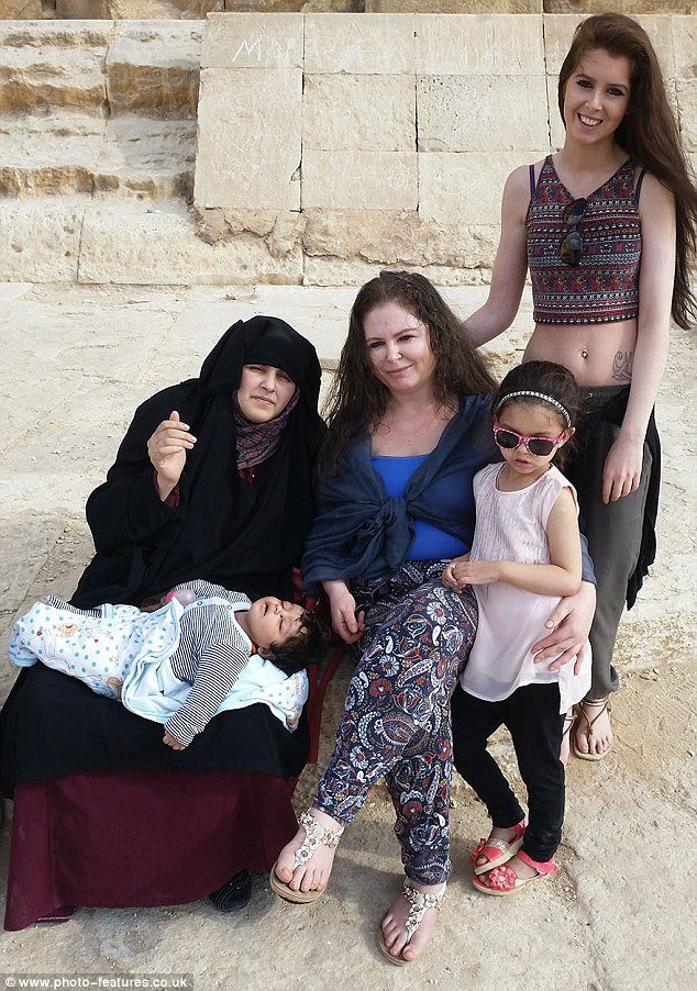 Βρετανίδα βρήκε ξανά την κόρη της μετά από 24 χρόνια -Απήχθη ενώ ζούσαν στην Ελλάδα [εικόνες] | iefimerida.gr 8