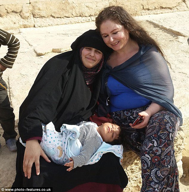 Βρετανίδα βρήκε ξανά την κόρη της μετά από 24 χρόνια -Απήχθη ενώ ζούσαν στην Ελλάδα [εικόνες] | iefimerida.gr 0