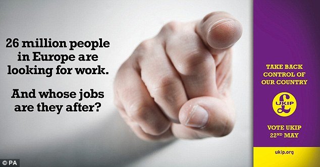 Βρετανία: Προκαλεί με ξενοφοβικές αφίσες ο ακροδεξιός Νάιτζελ Φάραντζ [εικόνες] | iefimerida.gr 1