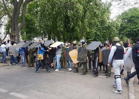 Στις φλόγες και η Οδησσός: Βίντεο μέσα από το κτίριο όπου βρήκαν φρικτό θάνατο από εμπρησμό 38 άνθρωποι | iefimerida.gr 2
