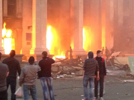 Στις φλόγες και η Οδησσός: Βίντεο μέσα από το κτίριο όπου βρήκαν φρικτό θάνατο από εμπρησμό 38 άνθρωποι | iefimerida.gr 8