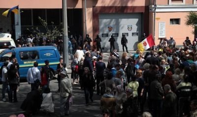 Εκρυθμη η κατάσταση στην Ουκρανία και μάχες στο Σκλαβιάνσκ -Αναβολή των εκλογών ζητά η Μόσχα | iefimerida.gr 0