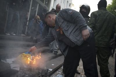 Εκρυθμη η κατάσταση στην Ουκρανία και μάχες στο Σκλαβιάνσκ -Αναβολή των εκλογών ζητά η Μόσχα | iefimerida.gr 1
