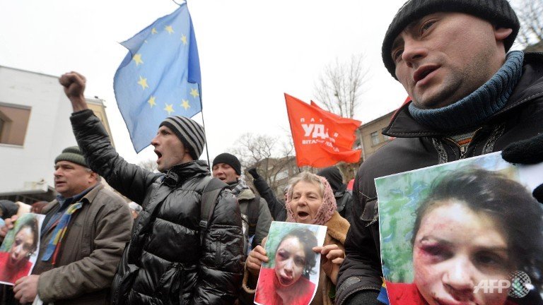 Ουκρανία: Ξυλοκόπησαν διάσημη δημοσιογράφο-ακριβίστρια -Αγριες διαδηλώσεις στη χώρα [εικόνες+βίντεο] | iefimerida.gr 0