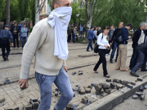 Υπό τον έλεγχο φιλορώσων και το Ντόνετσκ: Σφοδρές συγκρούσεις με πολλούς τραυματίες [εικόνες&βίντεο] | iefimerida.gr 0