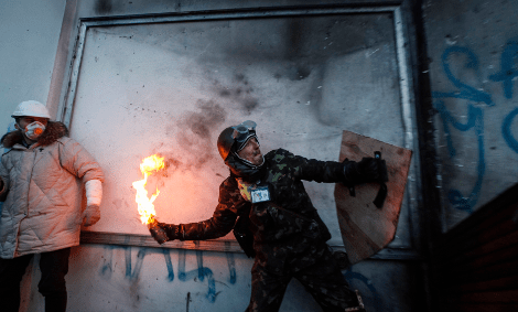 Με σφεντόνες, μολότοφ και καταπέλτες στη μάχη με τις δυνάμεις ασφαλείας οι Ουκρανοί διαδηλωτές -2η μέρα συγκρούσεων [εικόνες] | iefimerida.gr 2