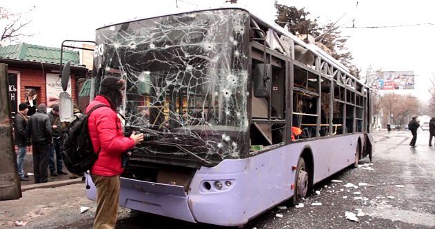 13 άμαχοι νεκροί από τον βομβαρδισμό στάσης του τραμ στο Ντονέτσκ [εικόνες]  | iefimerida.gr 0