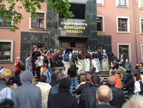 Υπό τον έλεγχο φιλορώσων και το Ντόνετσκ: Σφοδρές συγκρούσεις με πολλούς τραυματίες [εικόνες&βίντεο] | iefimerida.gr 1