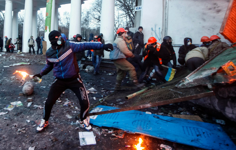 Με σφεντόνες, μολότοφ και καταπέλτες στη μάχη με τις δυνάμεις ασφαλείας οι Ουκρανοί διαδηλωτές -2η μέρα συγκρούσεων [εικόνες] | iefimerida.gr 3