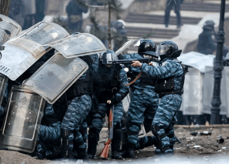 Με σφεντόνες, μολότοφ και καταπέλτες στη μάχη με τις δυνάμεις ασφαλείας οι Ουκρανοί διαδηλωτές -2η μέρα συγκρούσεων [εικόνες] | iefimerida.gr 6