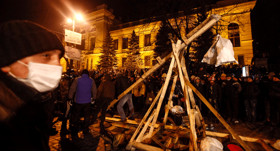 Με σφεντόνες, μολότοφ και καταπέλτες στη μάχη με τις δυνάμεις ασφαλείας οι Ουκρανοί διαδηλωτές -2η μέρα συγκρούσεων [εικόνες] | iefimerida.gr 0