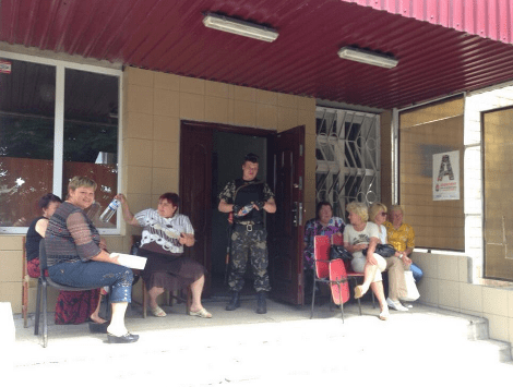 Εκλογές με πολυβόλα στην Ουκρανία: Τεθωρακισμένα στους δρόμους και ένοπλοι στα εκλογικά τμήματα [εικόνες] | iefimerida.gr 1