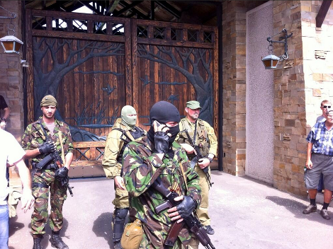 Εκλογές με πολυβόλα στην Ουκρανία: Τεθωρακισμένα στους δρόμους και ένοπλοι στα εκλογικά τμήματα [εικόνες] | iefimerida.gr 7