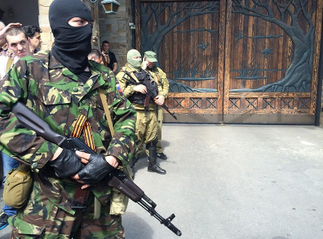 Εκλογές με πολυβόλα στην Ουκρανία: Τεθωρακισμένα στους δρόμους και ένοπλοι στα εκλογικά τμήματα [εικόνες] | iefimerida.gr 8