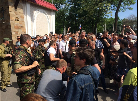 Εκλογές με πολυβόλα στην Ουκρανία: Τεθωρακισμένα στους δρόμους και ένοπλοι στα εκλογικά τμήματα [εικόνες] | iefimerida.gr 9