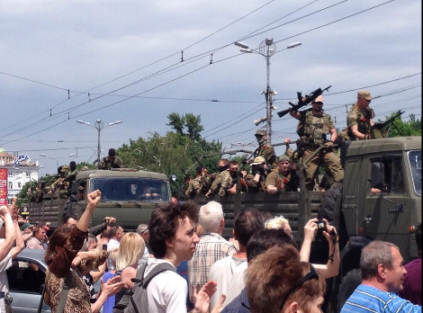 Εκλογές με πολυβόλα στην Ουκρανία: Τεθωρακισμένα στους δρόμους και ένοπλοι στα εκλογικά τμήματα [εικόνες] | iefimerida.gr 2