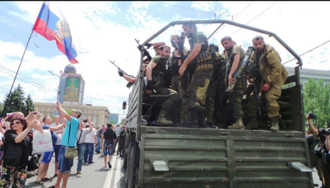 Εκλογές με πολυβόλα στην Ουκρανία: Τεθωρακισμένα στους δρόμους και ένοπλοι στα εκλογικά τμήματα [εικόνες] | iefimerida.gr 3