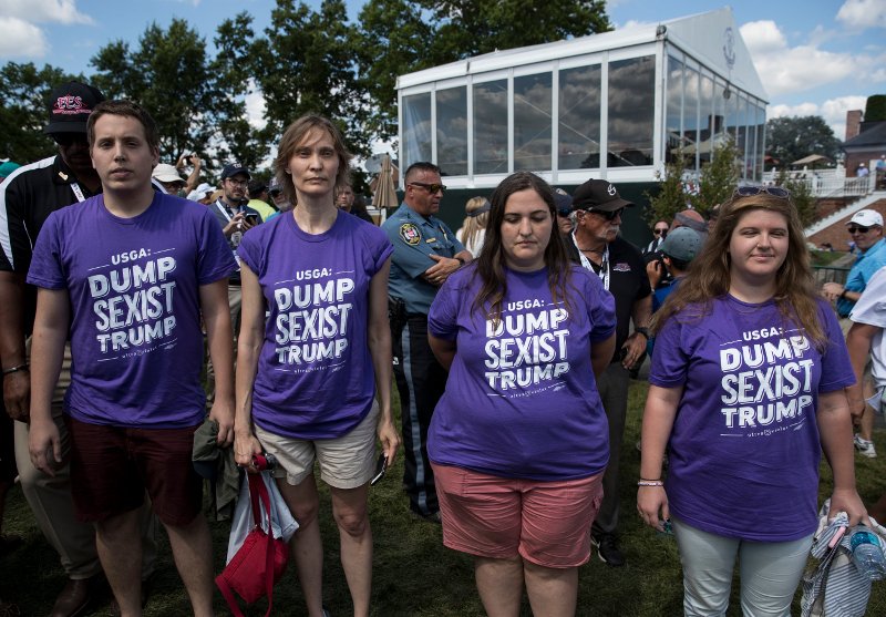 Ομάδες ακτιβιστριών διαδήλωσαν κατά του Τραμπ σε τουρνουά γκολφ [εικόνες] | iefimerida.gr 4