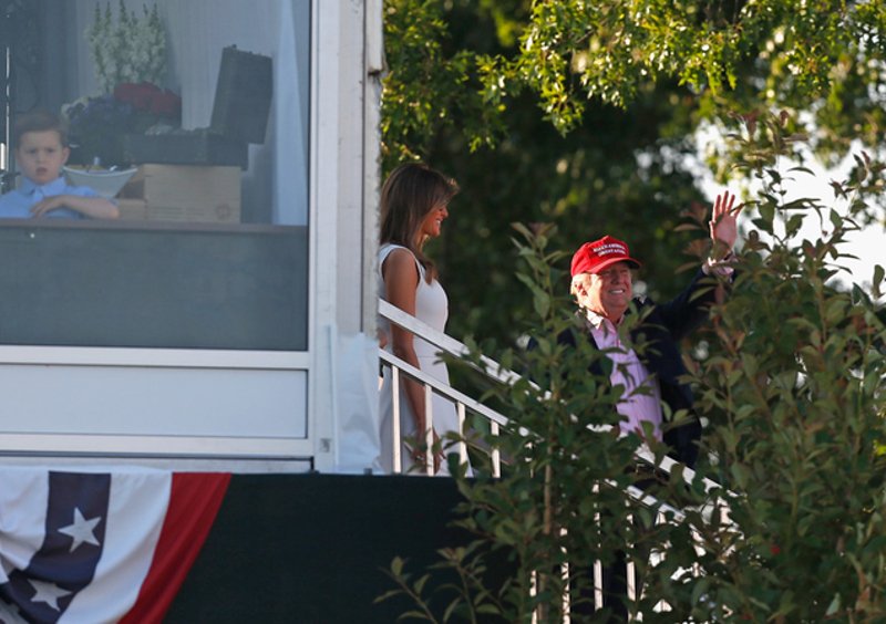 Ομάδες ακτιβιστριών διαδήλωσαν κατά του Τραμπ σε τουρνουά γκολφ [εικόνες] | iefimerida.gr 0