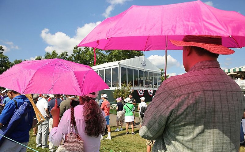 Ομάδες ακτιβιστριών διαδήλωσαν κατά του Τραμπ σε τουρνουά γκολφ [εικόνες] | iefimerida.gr 2
