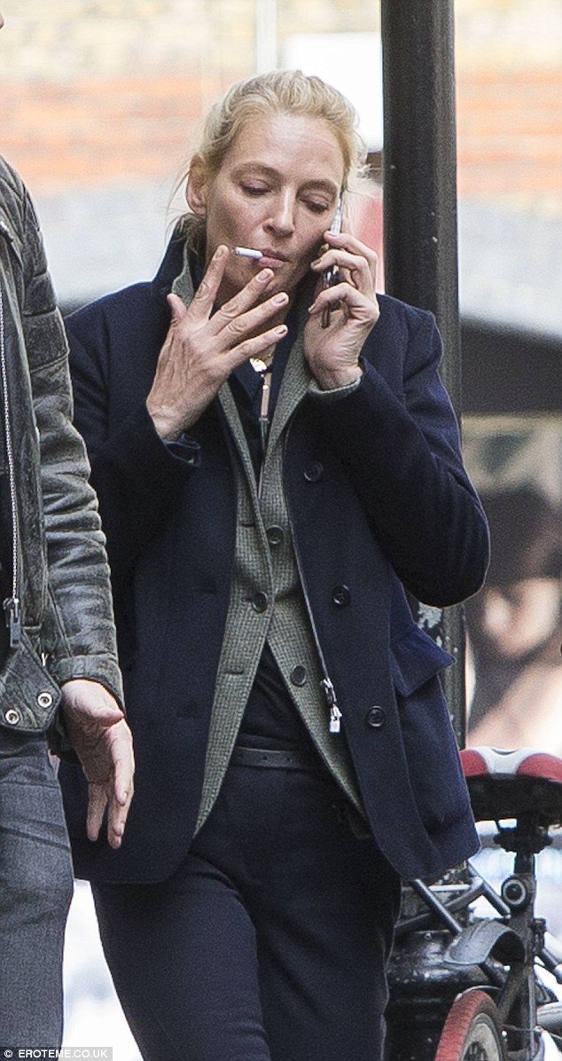 Η αλήτικη εμφάνιση της Ούμα Θέρμαν: Αβαφη με ένα τσιγάρο στο στόμα [εικόνες]  | iefimerida.gr 0