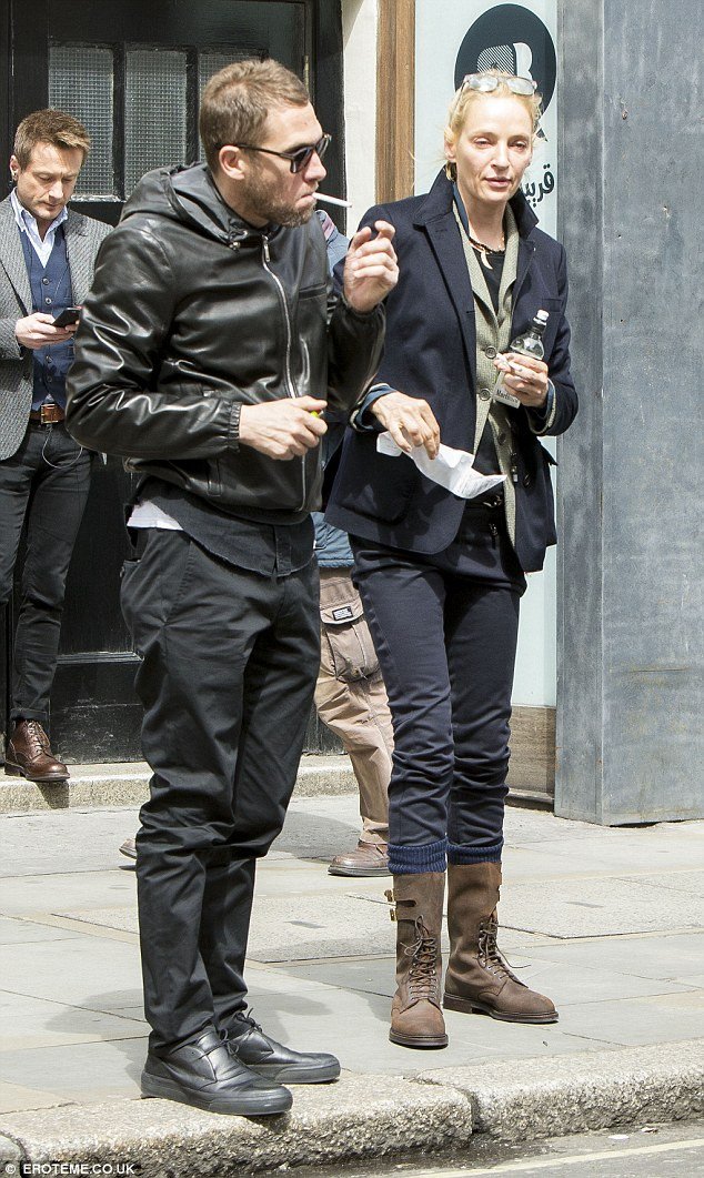 Η αλήτικη εμφάνιση της Ούμα Θέρμαν: Αβαφη με ένα τσιγάρο στο στόμα [εικόνες]  | iefimerida.gr 1