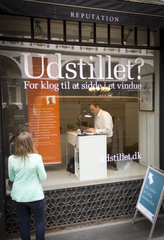 Άνεργοι υπάλληλοι εκτίθενται σε βιτρίνα για να βρουν δουλειά – Ένας στους τρεις προσλαμβάνεται καθημερινά [εικόνες] | iefimerida.gr 0