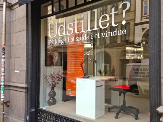 Άνεργοι υπάλληλοι εκτίθενται σε βιτρίνα για να βρουν δουλειά – Ένας στους τρεις προσλαμβάνεται καθημερινά [εικόνες] | iefimerida.gr 1