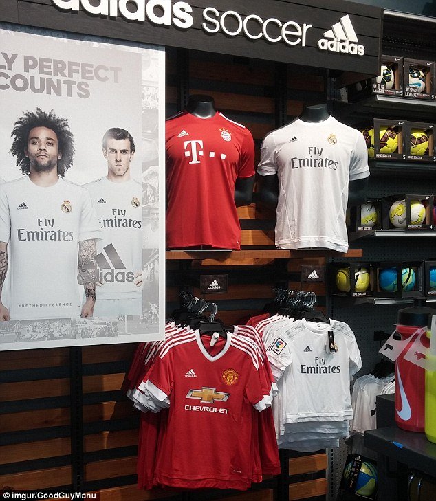 Στη διάθεση του κοινού η νέα φανέλα της Μάντσεστερ Γιουνάιτεντ - Πρόλαβαν την επίσημη παρουσίασή της [εικόνες] | iefimerida.gr 1