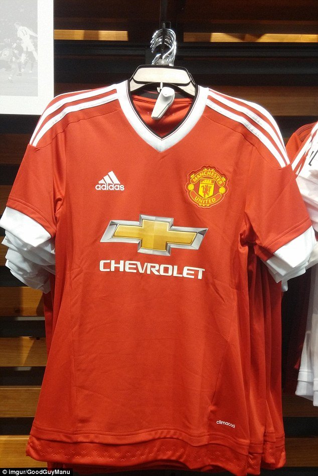 Στη διάθεση του κοινού η νέα φανέλα της Μάντσεστερ Γιουνάιτεντ - Πρόλαβαν την επίσημη παρουσίασή της [εικόνες] | iefimerida.gr 0