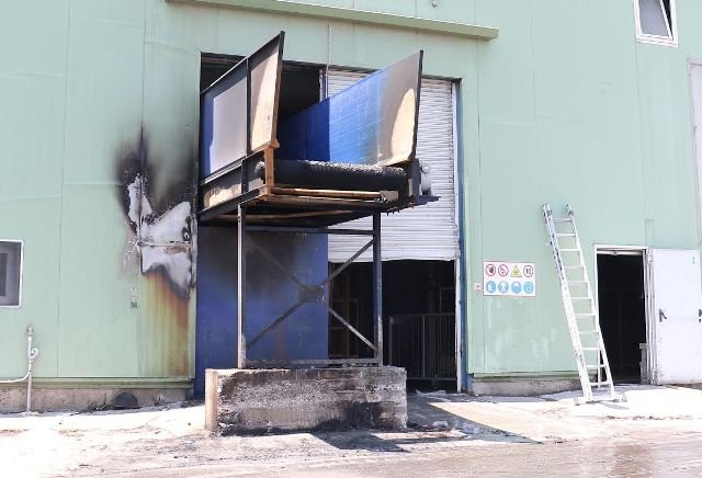 Φωτιά σε εργοστάσιο ανακύκλωσης στο Ηράκλειο [εικόνες] | iefimerida.gr 1