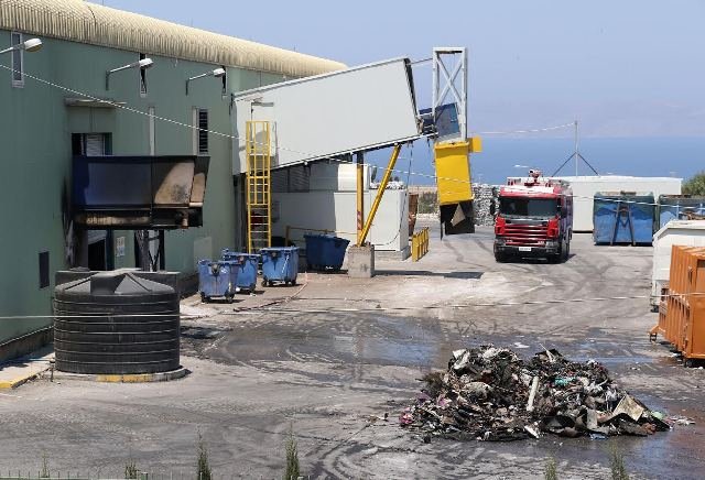 Φωτιά σε εργοστάσιο ανακύκλωσης στο Ηράκλειο [εικόνες] | iefimerida.gr 2