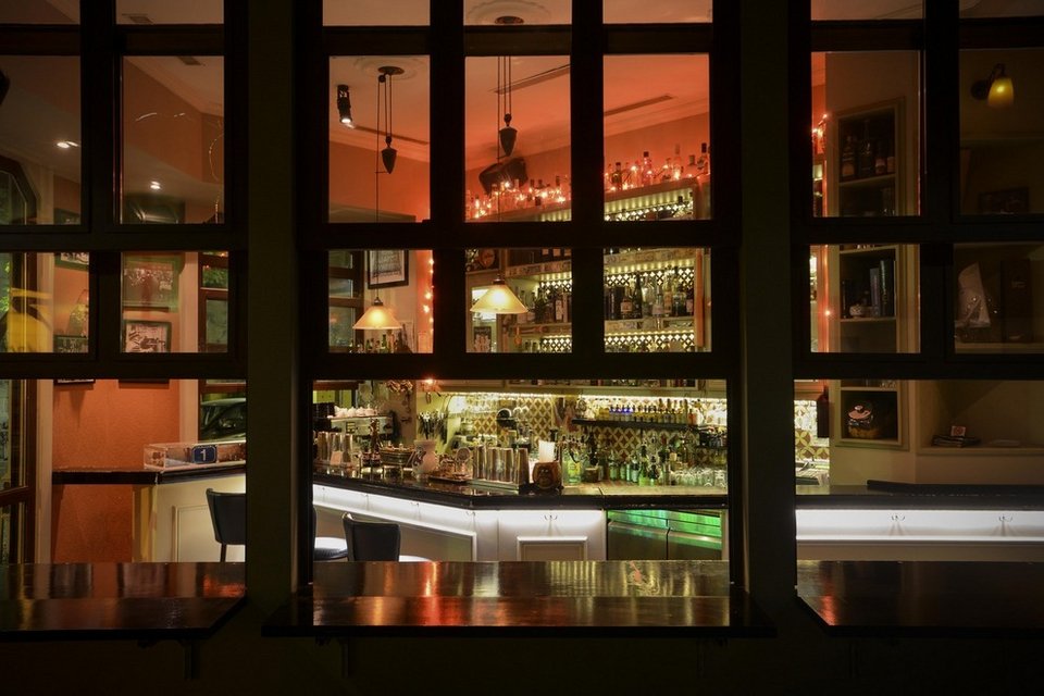 Παρασκευή, ημέρα για βόλτα: Τα  10 καλύτερα κοκτέιλ μπαρ της Αθήνας [εικόνες] | iefimerida.gr 1