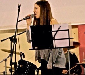 Νικόλ Σαραβάκου: Η 17χρονη κόρη του θρύλου του ποδοσφαίρου «σκοράρει» στο τραγούδι [εικόνες] | iefimerida.gr 4