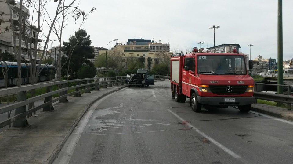 Αυτοκίνητο εν κινήσει έπιασε φωτιά στην Καλλιρρόης -Μποτιλιάρισμα στους γύρω δρόμους [εικόνες] | iefimerida.gr 1