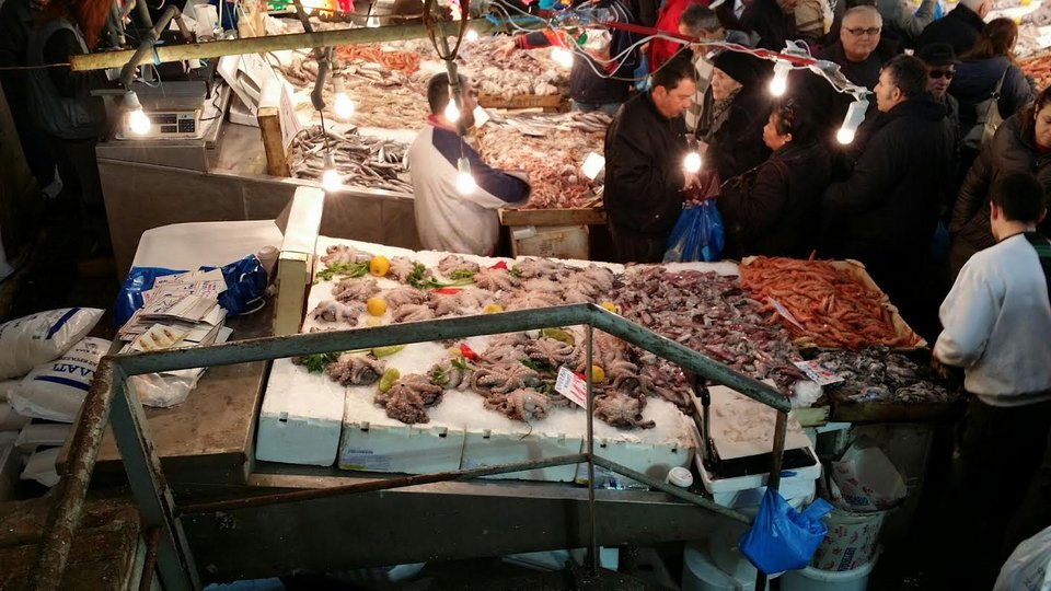 Γέμισε κόσμο η ψαραγορά [εικόνες] | iefimerida.gr 1