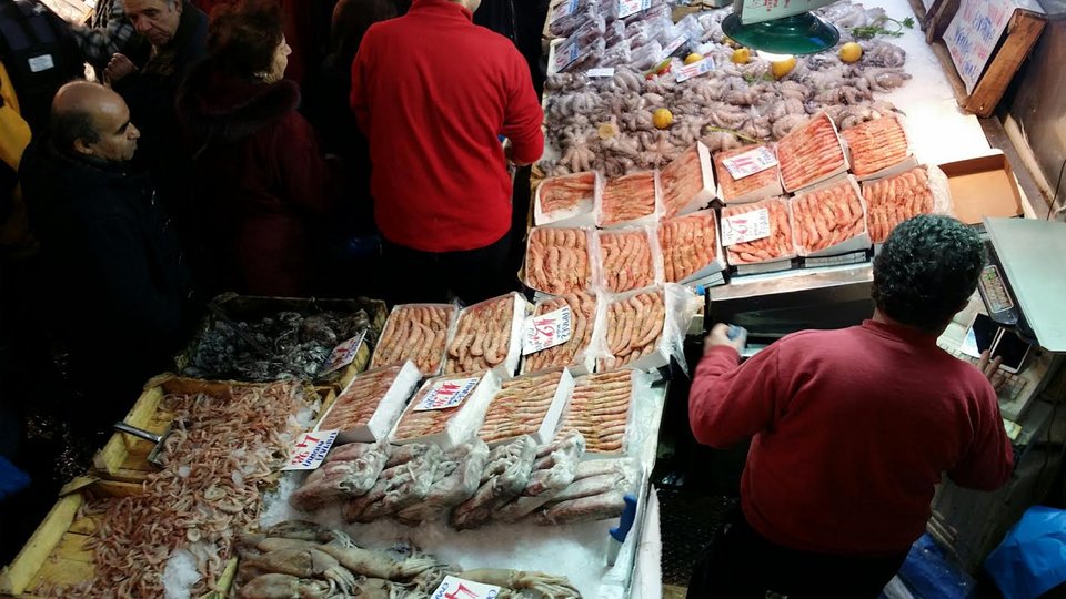 Γέμισε κόσμο η ψαραγορά [εικόνες] | iefimerida.gr 2