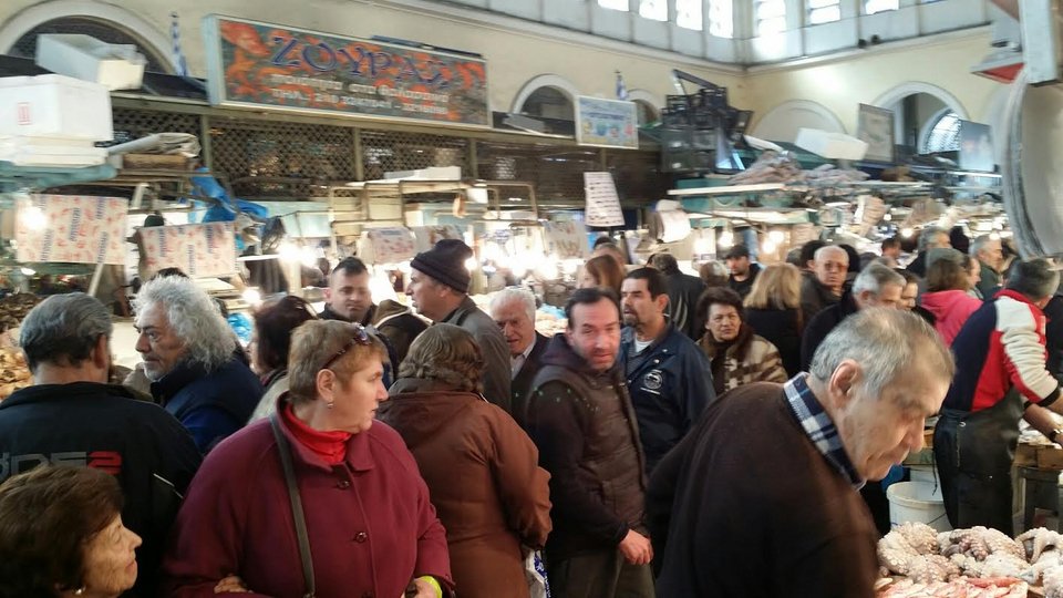 Γέμισε κόσμο η ψαραγορά [εικόνες] | iefimerida.gr 3