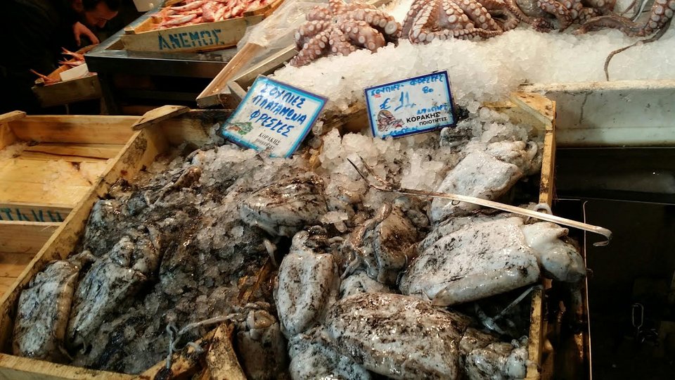 Γέμισε κόσμο η ψαραγορά [εικόνες] | iefimerida.gr 5