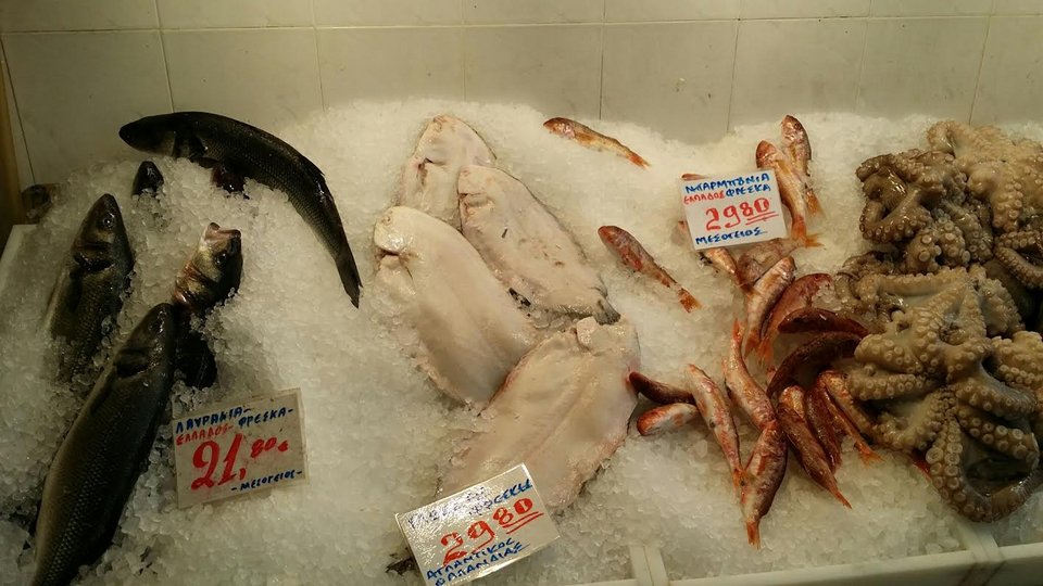 Γέμισε κόσμο η ψαραγορά [εικόνες] | iefimerida.gr 6