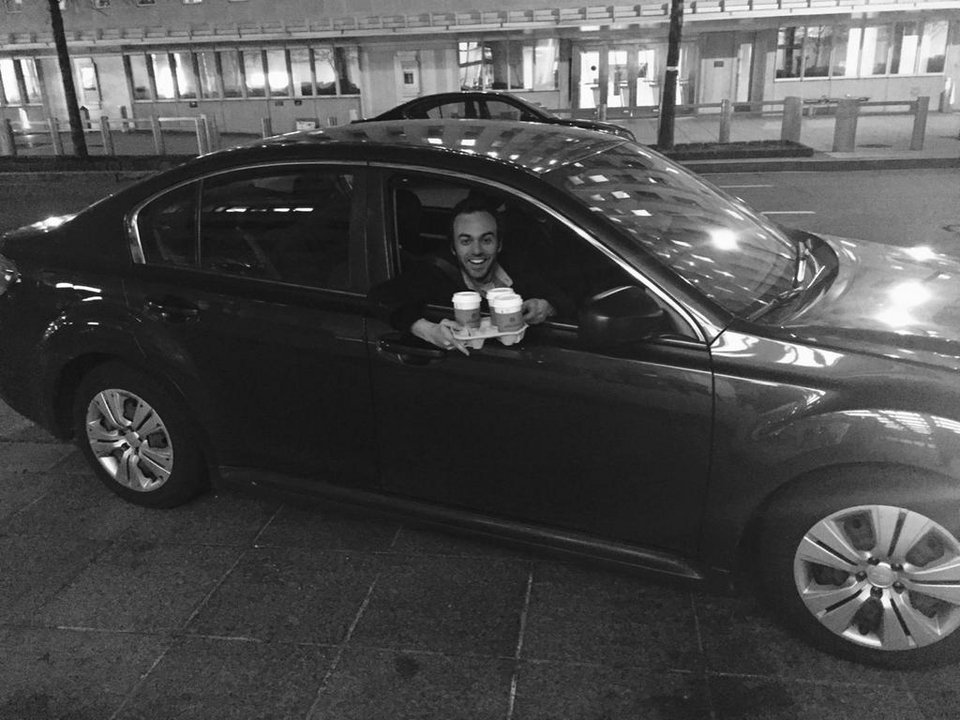 Εξι ώρες στο κρύο -Τι έκαναν οι Ελληνες ανταποκριτές έξω από τα γραφεία του ΔΝΤ ενώ μέσα μιλούσαν Λαγκάρντ-Βαρουφάκης [εικόνες] | iefimerida.gr 4