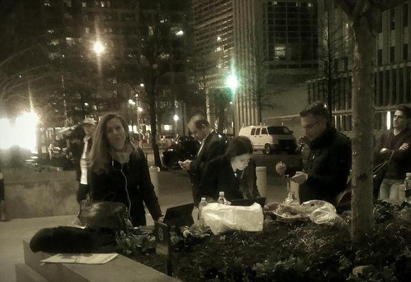 Εξι ώρες στο κρύο -Τι έκαναν οι Ελληνες ανταποκριτές έξω από τα γραφεία του ΔΝΤ ενώ μέσα μιλούσαν Λαγκάρντ-Βαρουφάκης [εικόνες] | iefimerida.gr 3