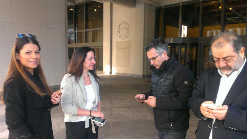 Εξι ώρες στο κρύο -Τι έκαναν οι Ελληνες ανταποκριτές έξω από τα γραφεία του ΔΝΤ ενώ μέσα μιλούσαν Λαγκάρντ-Βαρουφάκης [εικόνες] | iefimerida.gr 1