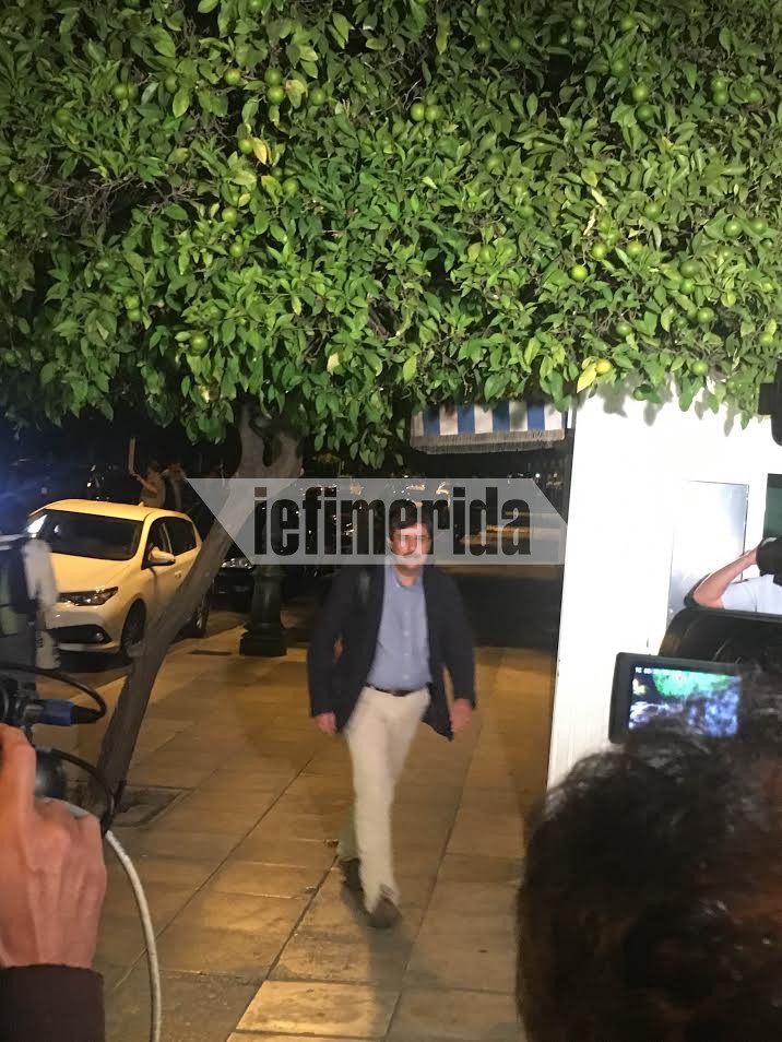 Ο Τσίπρας υποδέχεται τους βουλευτές ΣΥΡΙΖΑ και ΑΝΕΛ – Τυροπιτάκια, μπόμπες και ποτό στο Μαξίμου [εικόνες & βίντεο] | iefimerida.gr 25