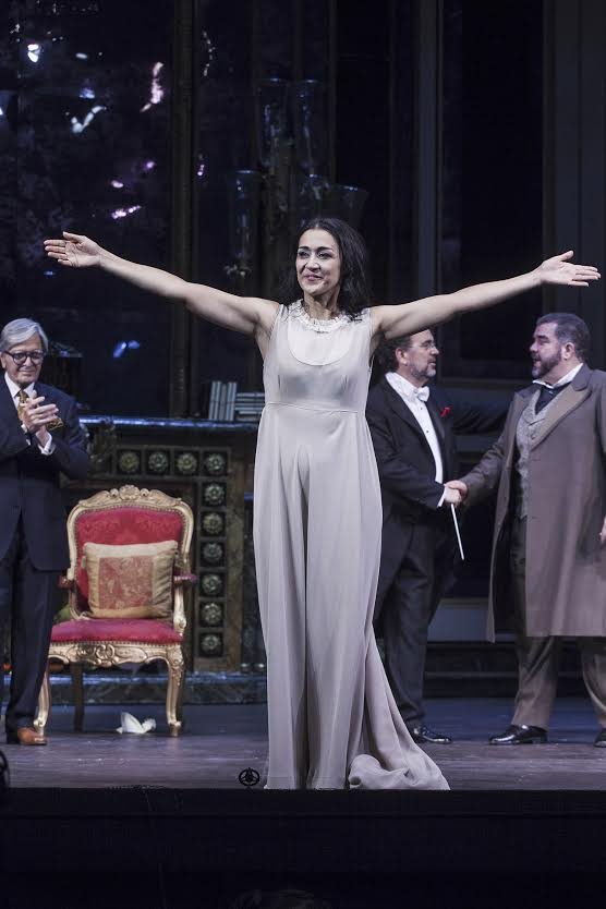 Σβήνοντας στον ίλιγγο της ηδονής: Κύματα ανατριχίλας στην Τραβιάτα από τη Λυρική [εικόνες] | iefimerida.gr 2