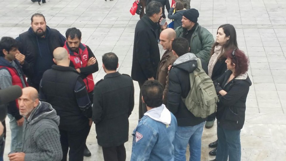 Ενταση και λιποθυμίες στο Σύνταγμα -Οι Σύροι πρόσφυγες αρνούνται να μετακινηθούν [εικόνες] | iefimerida.gr 1