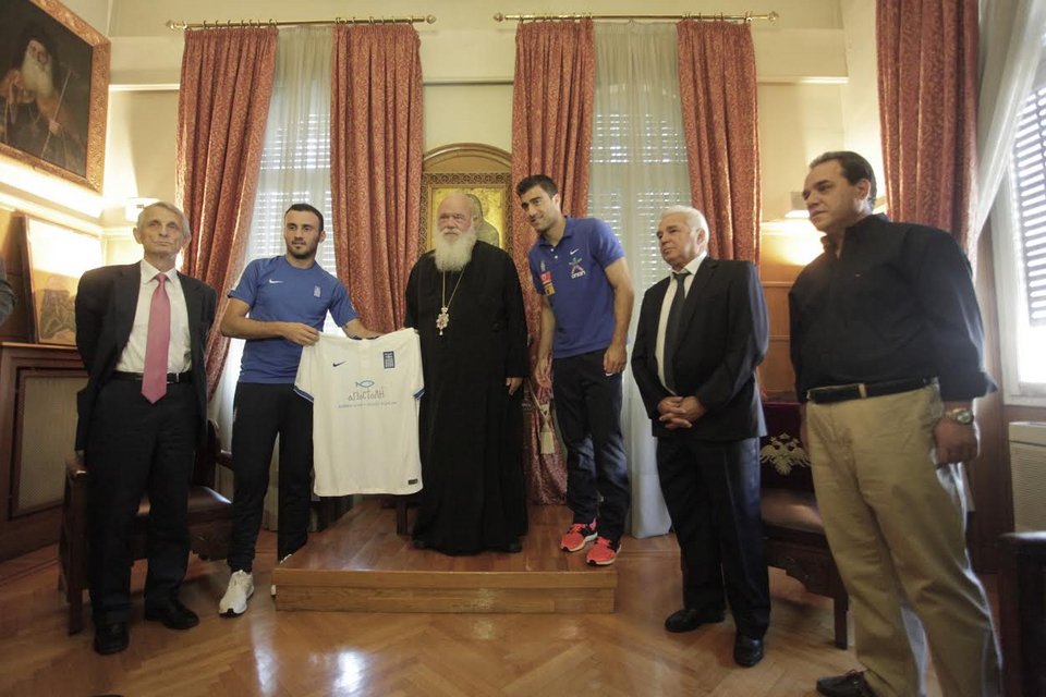 H Εθνική ομάδα ποδοσφαίρου στον Αρχιεπίσκοπο Ιερώνυμο [εικόνες] | iefimerida.gr 0