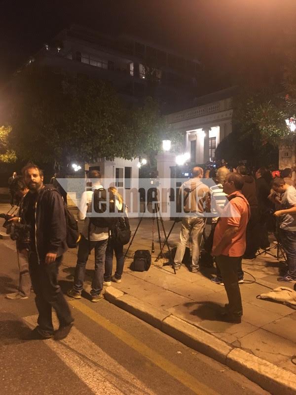 Τα καλά τους έβαλαν οι βουλευτίνες του ΣΥΡΙΖΑ -Ποτό, αντάρτικα και γέλια στο μπαλκόνι του Μαξίμου [εικόνες] | iefimerida.gr 10